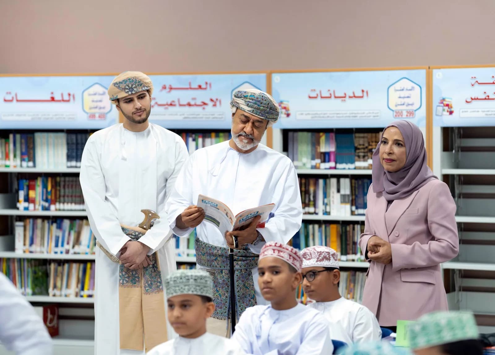 جلالة السلطان هيثم بن طارق يتصفح كتابًا في مكتبة مدرسية بحضور معالية وزيرة التربية والتعليم